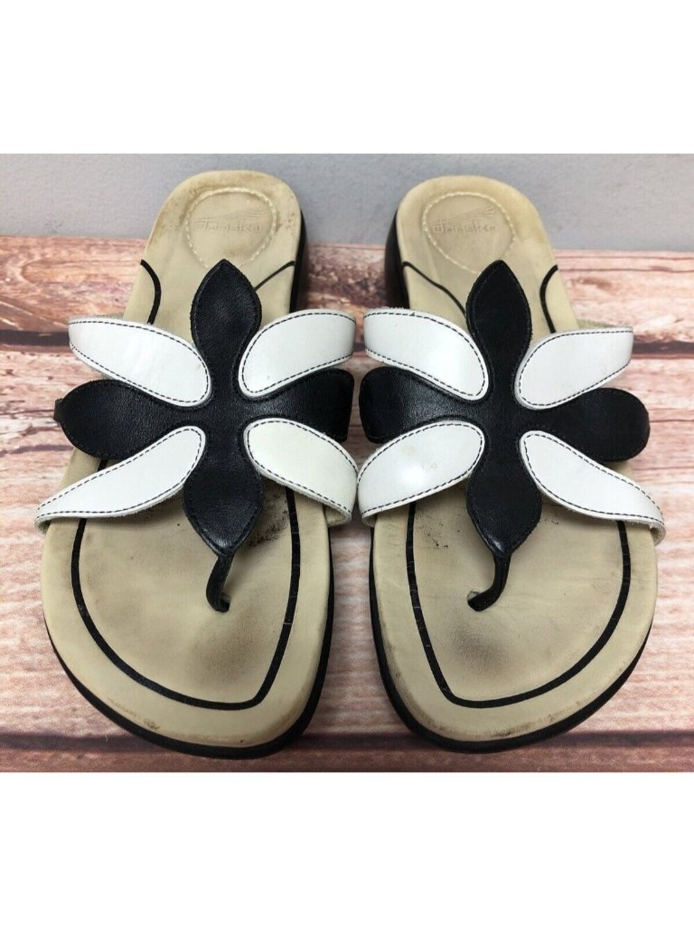 Dansko Womens 38/7.5-8 Black & White Leather Flower Thong Sandals